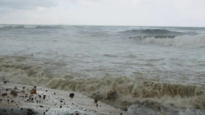 海岸线公路板块在暴风雨中坠入海中