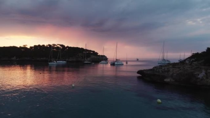 日落时分有游艇的西班牙马略卡岛的风景