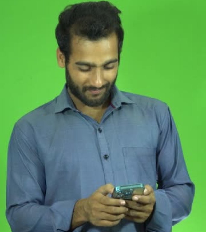 印度男孩与女友聊天色度绿屏视频