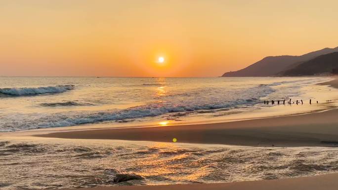 夕阳西下大海金光闪烁浪涛拍岸潮涌流沙