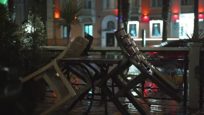 下雨的晚上，咖啡馆露台上的空湿餐厅桌子。巴统市的雨季