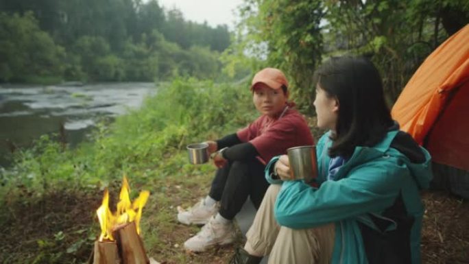 亚洲女性游客在露营地讲话