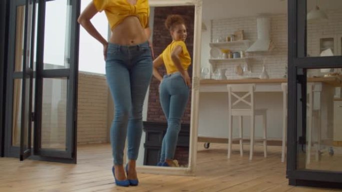 开朗可爱的非洲女人减肥后欣赏镜子中的外表