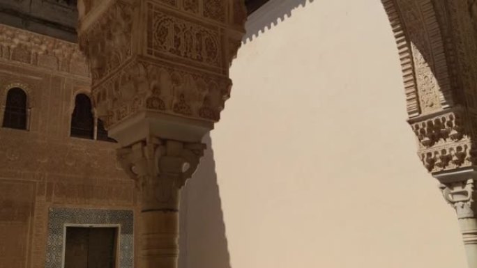 西班牙格拉纳达阿尔罕布拉宫Nasrid宫殿Mexuar房间的阿拉伯风格露台