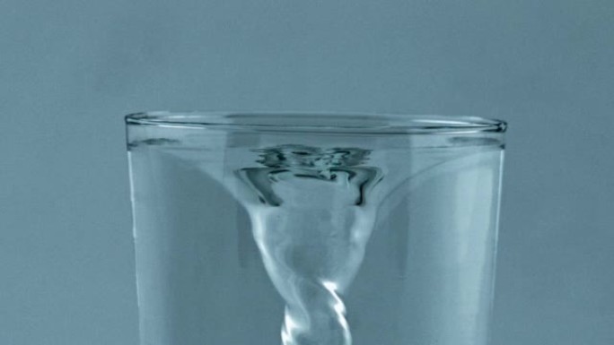 旋转淡水容器特写。透明水形漏斗玻璃器皿