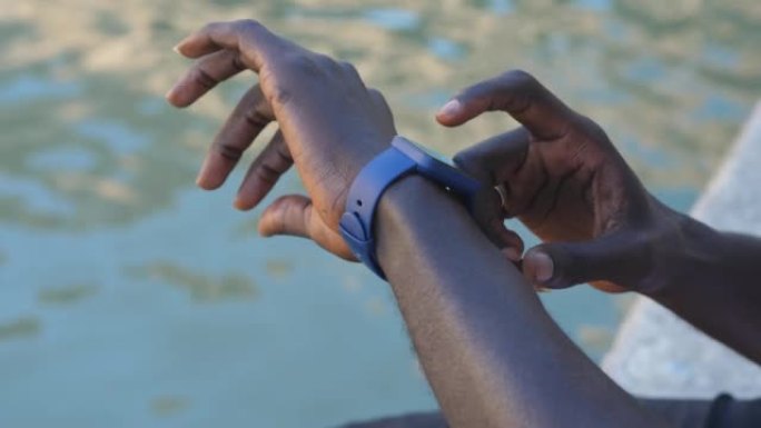 黑人使用她的智能手表触摸屏可穿戴技术设备
