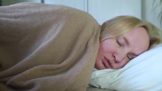 一个女人头放在错误枕头上的特写镜头。由于睡眠不当而在脸上形成深层皱纹。皮肤变形形成概念。皮肤病学和美