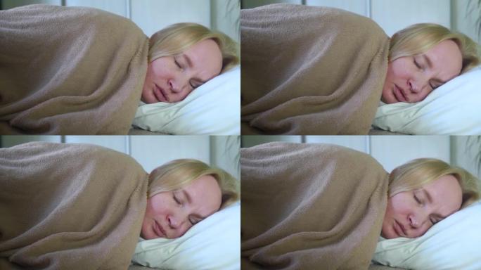 一个女人头放在错误枕头上的特写镜头。由于睡眠不当而在脸上形成深层皱纹。皮肤变形形成概念。皮肤病学和美