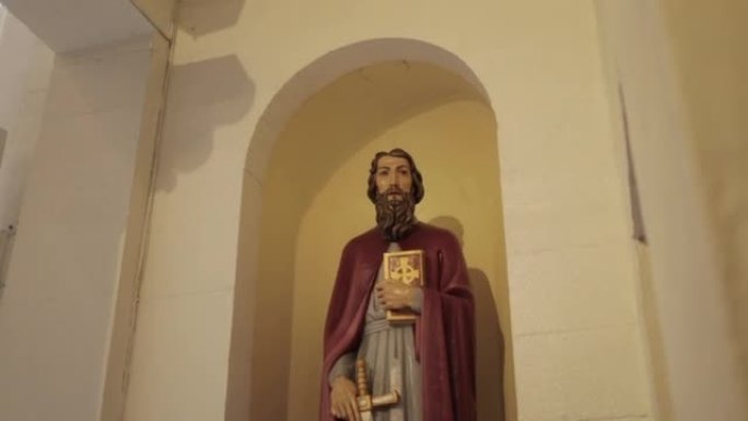天主教堂内耶稣雕像的特写
