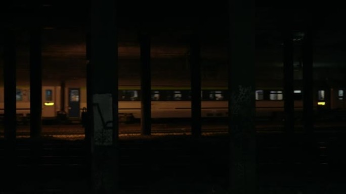 废弃的铁路/地铁站台。犹太人区。夜市阴雨秋雾天气。哥谭市情绪。电影风格。