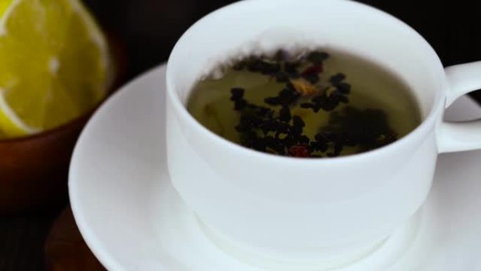 在白杯中准备加柠檬的绿茶