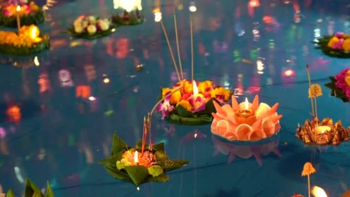 洛伊克拉通节。用鲜花点燃蜡烛制成的克拉通，漂浮在河上
