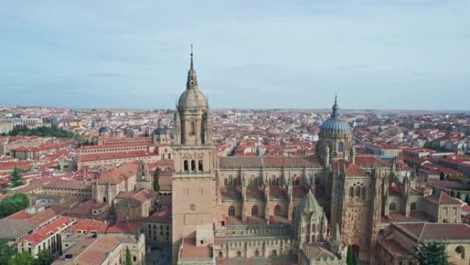 西班牙老城区萨拉曼卡的俯视图。