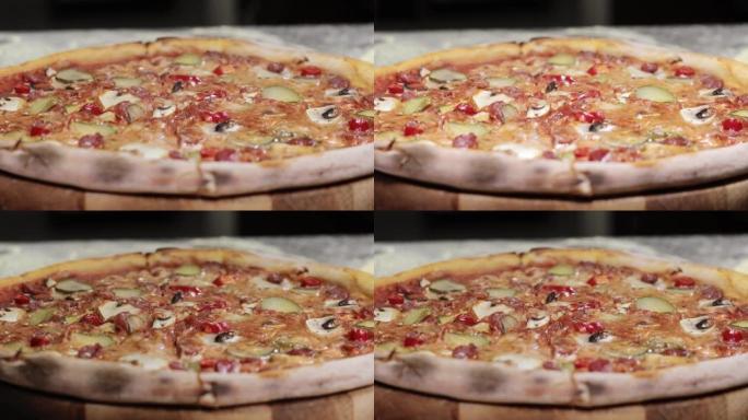 开胃的披萨配狩猎香肠、马苏里拉奶酪、腌黄瓜、以黑色背景为基础的番茄辣椒。