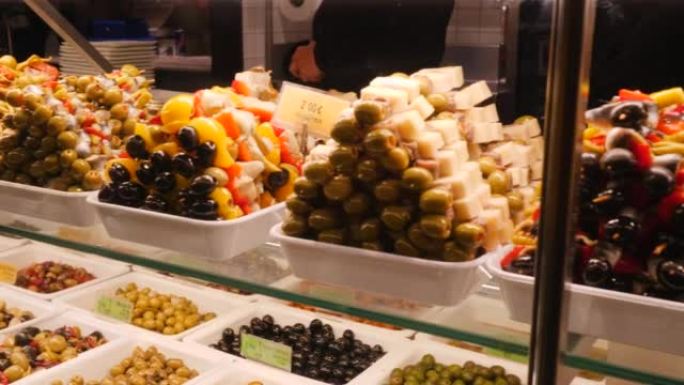圣米格尔市场旅游市中心的各种橄榄烤串和美味菜肴布局展示