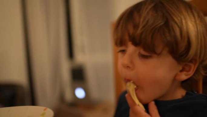 孩子随地吐食。一个小男孩不想吃意大利面。孩子吐口水晚餐