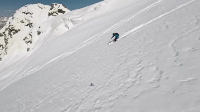 FPV运动无人机射击男滑雪者自由滑行下坡极速运动冬季山地景观