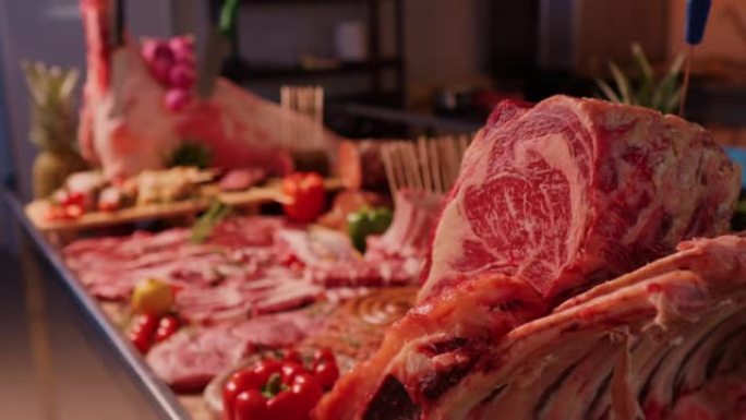 肉店厨房展示的肉类食品的装饰布局。