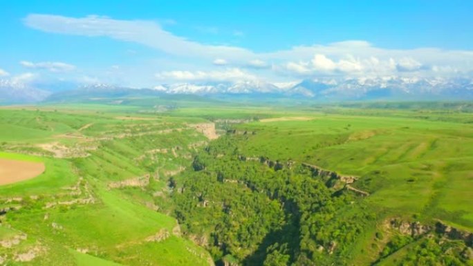 哈萨克斯坦中亚阿拉托山阿克苏-贾巴格利自然保护区阿克苏河峡谷的鸟瞰图。