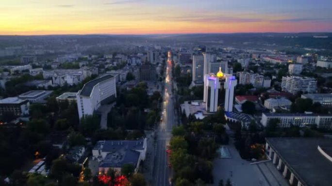 摩尔多瓦基希讷乌傍晚的空中无人机视图。具有总统和议会，多个建筑物，道路，照明的市中心视图