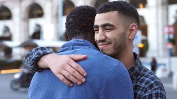 年轻的非洲男人和欧洲男人友好拥抱。兄弟情谊的概念