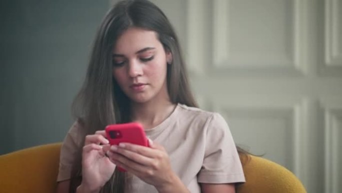 年轻美女肖像与现代智能手机，少女在家使用社交媒体