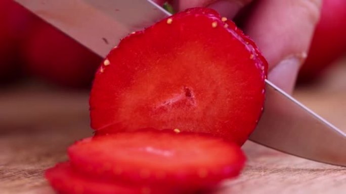 切成小块成熟的红色草莓