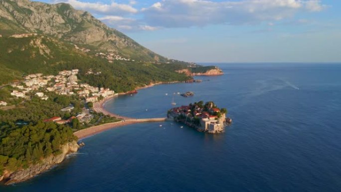 Sveti Stefan岛以及靠近它的King和Queen park的航拍视频。蒙特内罗海岸的日落