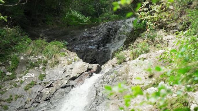 流动的亚索瀑布的景色