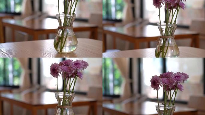 餐桌装饰用紫色花朵。