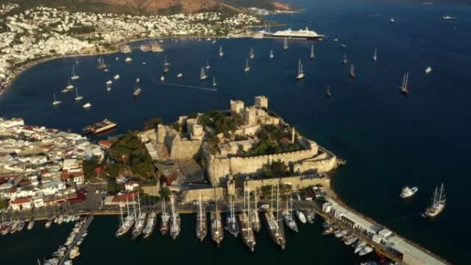 土耳其博德鲁姆城堡的鸟瞰图。城市博德鲁姆无人机的海湾、游艇、船只景观