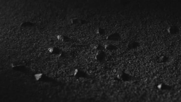 黑土背景。深色泥土覆盖表面，石头。抽象背景。颗粒状粉末，火山粉尘