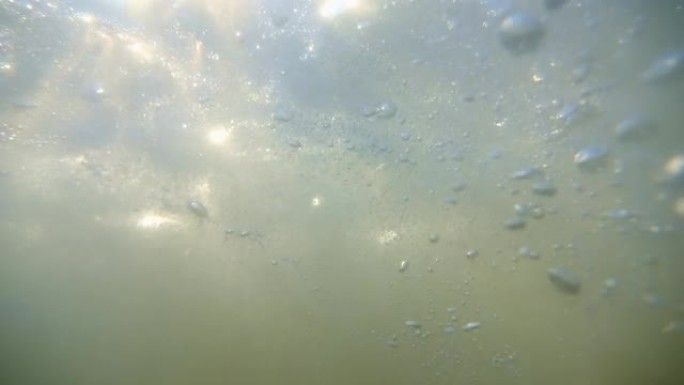 水中有气泡。阳光下闪烁的水泡。专注于泡沫。不同形式和形状的气泡在水中。完美的背景。版本5
