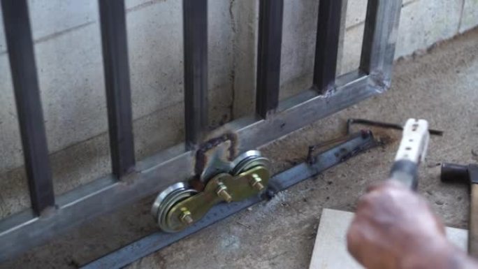 专业工人在建筑工地焊接钢铁，制造铁门