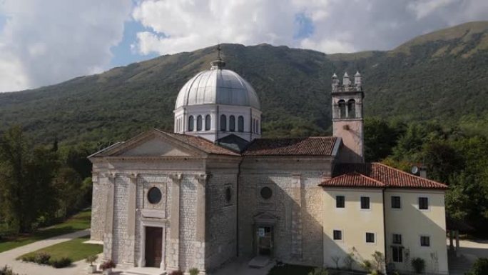 在意大利白云岩山脉的一座教堂上平移时飞过