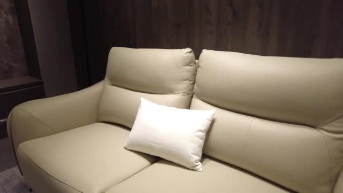 客厅的米色沙发和白色枕头