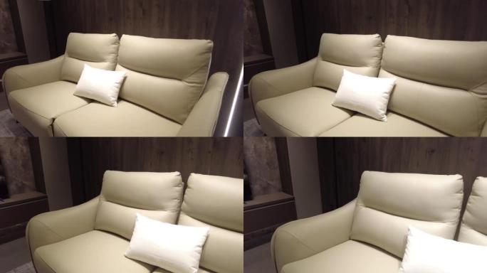 客厅的米色沙发和白色枕头