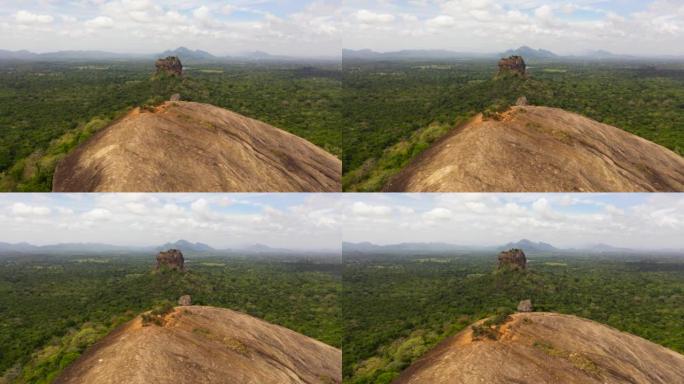 斯里兰卡Sigiriya狮子山堡垒俯视图。