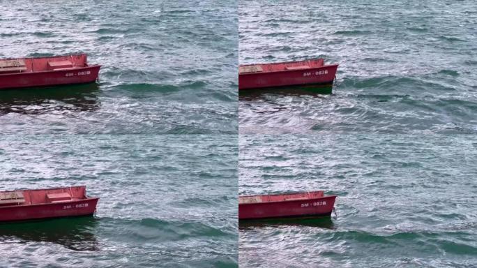 小红船在波浪上摇摆