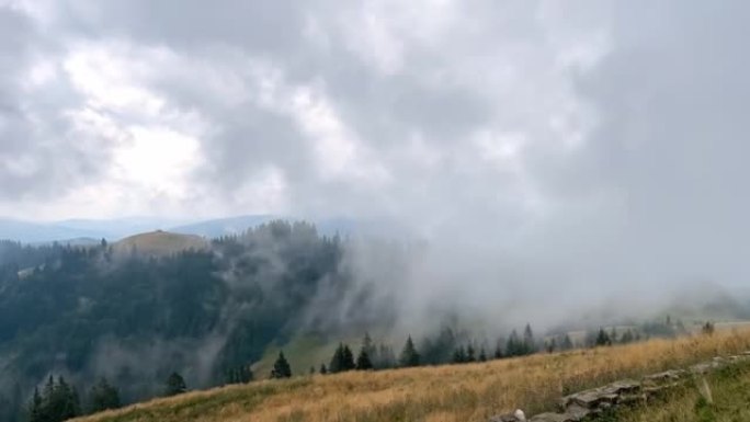 山里移动的云层的山景时间流逝。