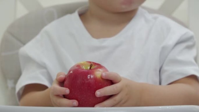 正在吃红苹果的小孩