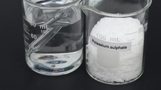 玻璃中的硫酸钾，实验室和工业中的化学物质