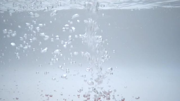 倒入水时冒泡的透明液体