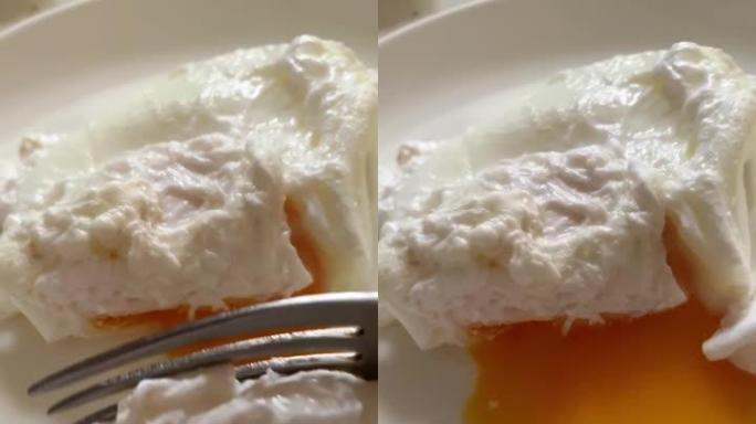 荷包蛋在白色盘子上用叉子打碎
垂直视频