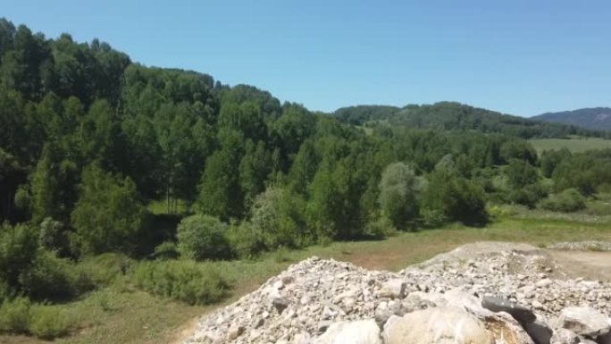 斯蒂迪卡姆拍摄的是在阳光明媚的夏天爬山，周围有山