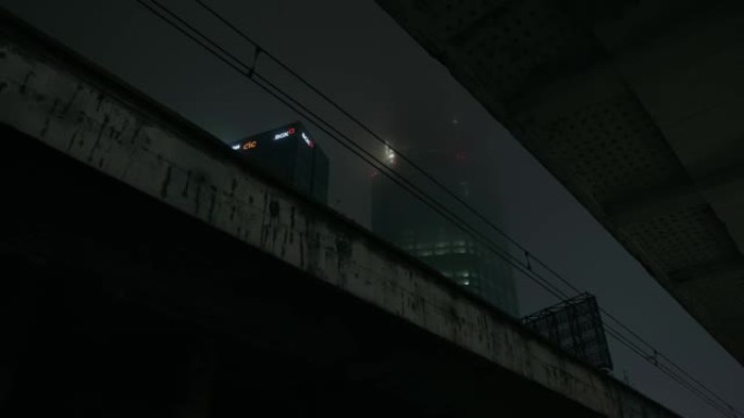 废弃的铁路/地铁站台。犹太人区。夜市阴雨秋雾天气。哥谭市情绪。电影风格。雾中的摩天大楼。
