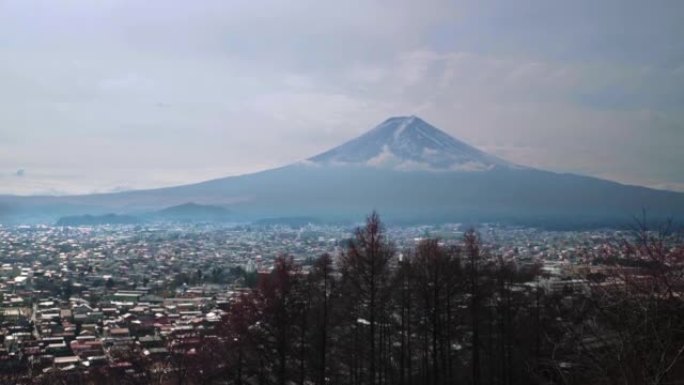 富士山在阴天从丘雷托塔观看。