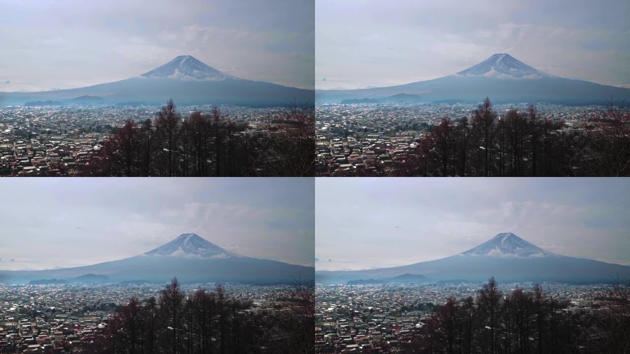 富士山在阴天从丘雷托塔观看。