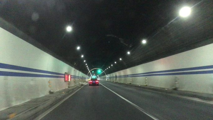 汽车第一视角行驶在隧道里