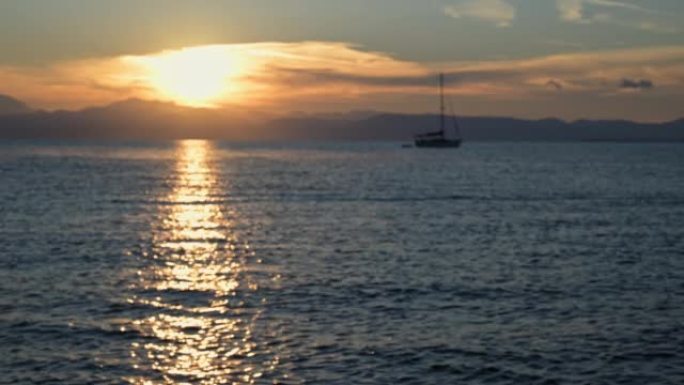 黎明时分，科孚岛日出时，模糊的延时帆船在爱奥尼亚海的波浪上波折。高质量4k镜头